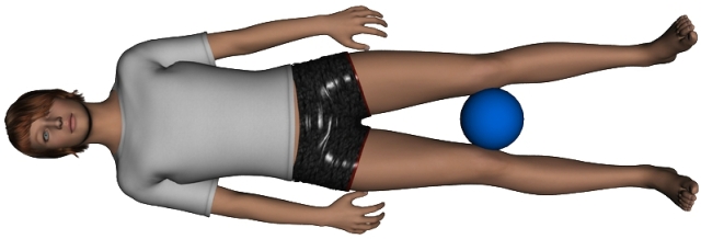 Imagen ilustrativa: muñeca boca arriba con una pelota entre las rodillas en reposo
