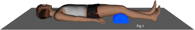 Imagen ilustrativa: muñeca acostada boca arriba con almohada bajo la rodilla (semidoblada)