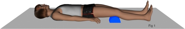 Imagen ilustrativa: muñeca tumbada boca arriba con almohada bajo la rodilla, reposo