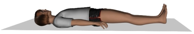 Imagen ilustrativa, muñeca tumbada boca arriba, piernas estiradas, rodilla completamente estirada