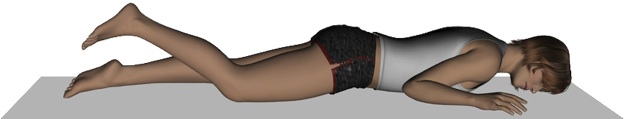 Imagen ilustrativa, muñeca tumbada boca abajo, pierna izquierda estirada, pierna derecha con rodilla doblada 45º (levantando el pie)