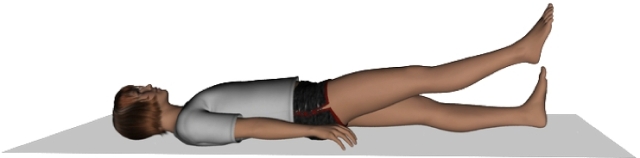 Imagen ilustrativa, muñeca tumbada boca arriba, piernas estiradas, pierna derecha elevada unos 30 grados