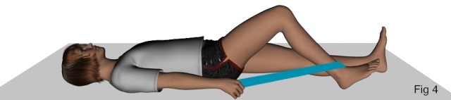 Imagen ilustrativa: muñeca tumbada boca arriba doblando la pierna derecha, pie apoyado en el suelo ayudandose con una toalla apoyada en el dorso del tobillo, Figura 4