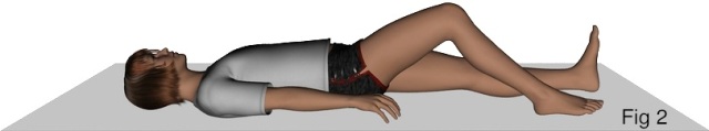Imagen ilustrativa: muñeca tumbada boca arriba doblando la pierna derecha, pie apoyado en el suelo, Figura 2